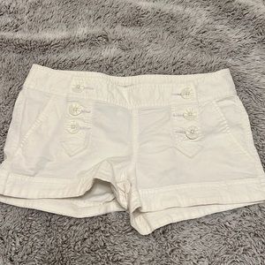 Express woman’s short white